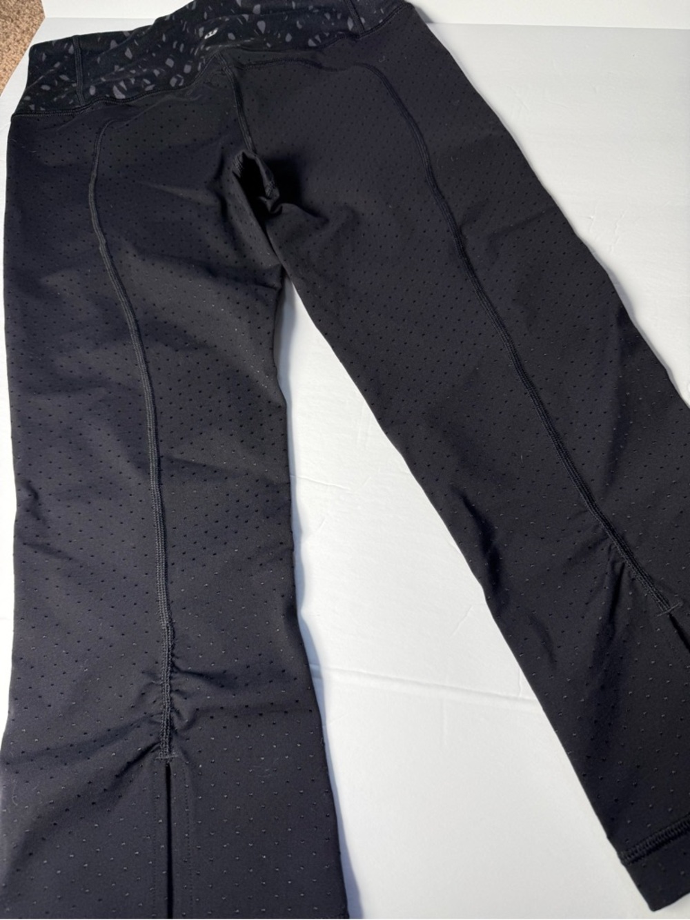 Lululemon Tone on Tone Flecked Black Capris size 4
(0005)